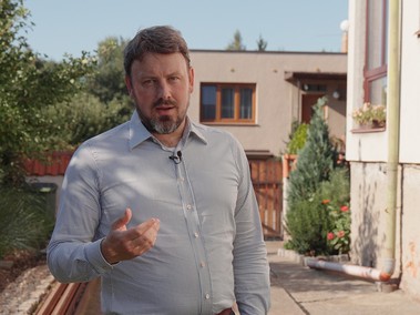 Obr. Ing. Michal Čejka, certifikovaný projektant pasivních domů vysvětluje navržená opatření a jejich vliv na snížení spotřeby energií