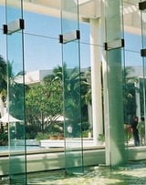 Obr. 1a Podepření skleněnými stěnami (hotel Sheraton Mirage Austrálie)