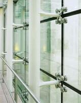Obr. 1b Podepření rámovou konstrukcí (Strongback glass facade) s lokálními bodovými držáky