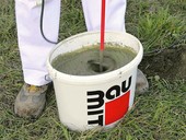 Baumit FixBeton &#8211; Metoda s mícháním betonové směsi za pomoci předepsaného množství záměsové vody se provádí standardně v kbelíku pomocí elektrického mísidla.