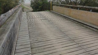Obr. 4 – Atmosfrick degradace povrchu nosnk devnho mostu po 10 letech provozu