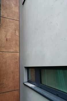 Realizace kreativn omtky – detail struktury „pohledov beton ed“, Praha Holeoviky