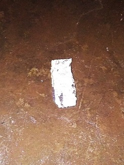 Obr. 11: Kus betonu o rozmrech cca 150×300 mm na podlaze akumulan ndre