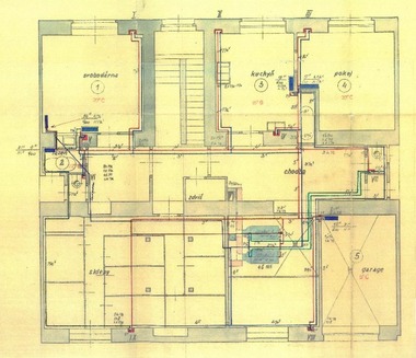 Obr. 2 – Sutern domu s kotli STREBEL II a rozvody otopn vody. Fig. 2 – Basement of the house with STREBEL II boilers and heating water distribution