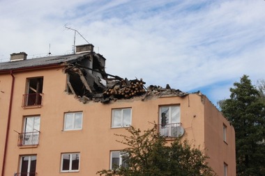 Fotografie . 5 Pohled na bytovm dm v Havov-umbarku po odstrann pokozen sten a stropn konstrukce [8]