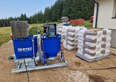 Obr. Pytlovaný injektážní materiál na paletách, zařízení pro míchání směsi a injektážní čerpadlo pro tlakovou injektáž vrtů (Zdroj: Gerotop)