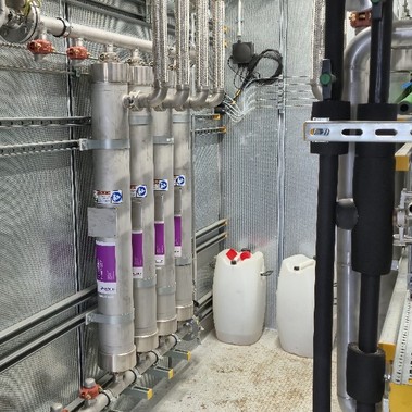 Metan CH4 prostupuje stěnou dutých nanovláken ve svislých válcích a odděluje se od oxidu uhličitého CO2