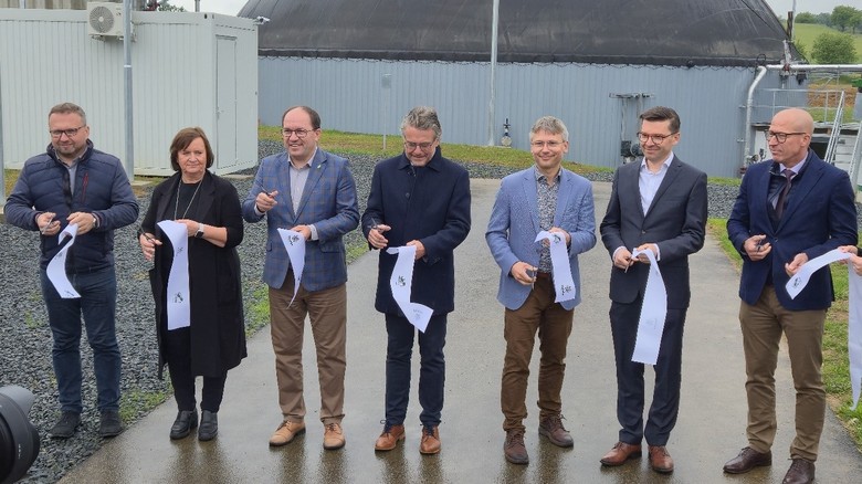 Obr. Přestřižení pásky doprovázelo občasné mrholení. Při současném nedostatku spodní vody pro rostlinnou výrobu ideální počasí.