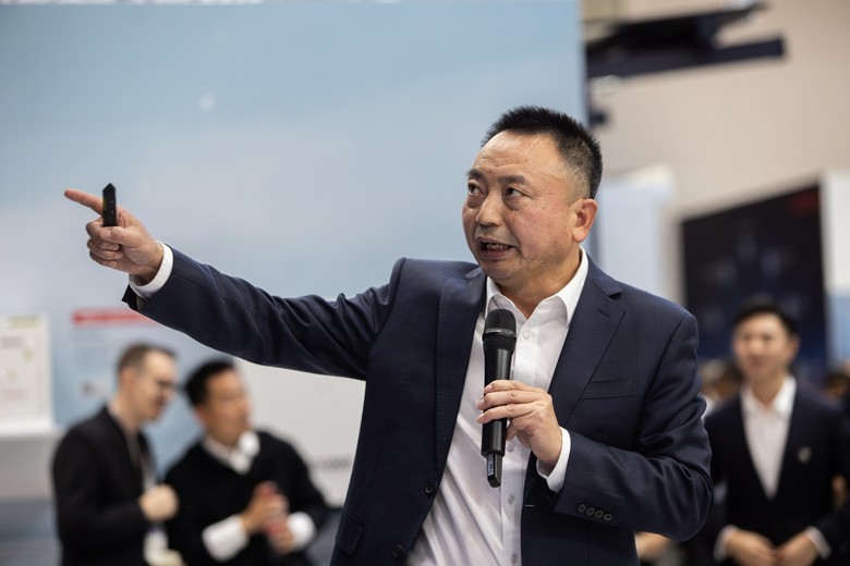 Generln editel a zakladatel spolenosti GoodWe, Daniel Huang, prezentuje na stnku GoodWe