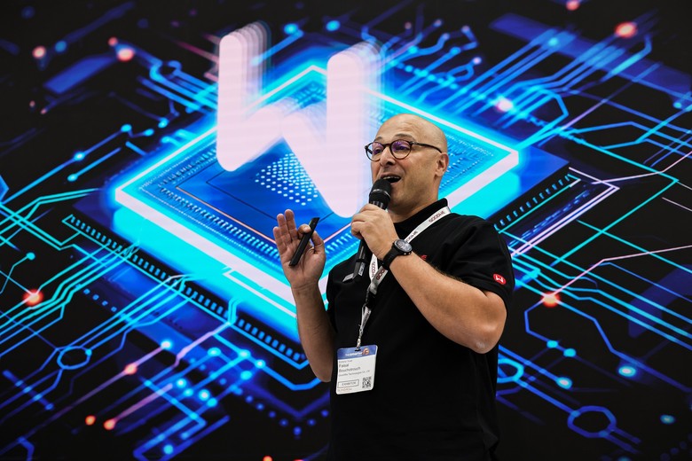 Faisal Bouchotrouch, produktový manažer pro C&I v Evropě, vysvětluje vícevrstvou bezpečnostní architekturu.