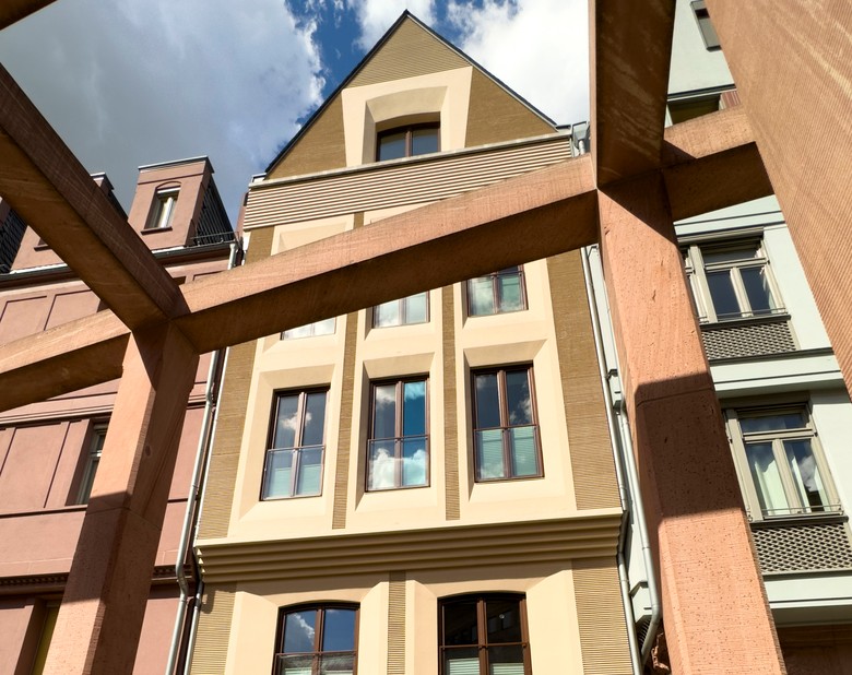 Prvky StoDeco našly uplatnění i při historizující stavbě Markt 38 v centru Frankfurtu nad Mohanem, zničeném během druhé světové války. Foto: Bernd Neff.