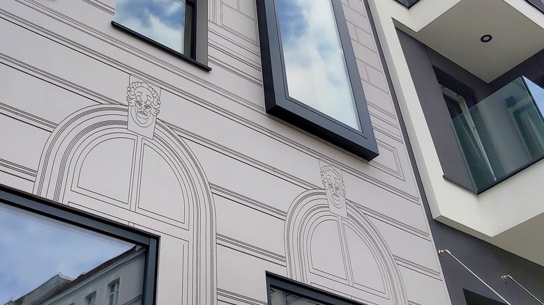Fasádu bytového domu v polské Wroclawy zdobí vzory z fasádních panelů StoDeco, inspirované architektonickými detaily zbořeného nájemního domu v duchu Benátské charty. Foto: Sto. Fasádu bytového domu v polské Wroclawy zdobí vzory z fasádních panelů StoDeco, inspirované architektonickými detaily zbořeného nájemního domu v duchu Benátské charty. Foto: Sto.