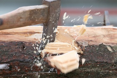 Obr. 4a: Detail opracovn deva tesnm. Pohled na vrubovn. (Foto: Rbert Ozan, pozeno na kurzu tesn iroinou)