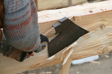 Obr. 4c: Detail opracovn deva tesnm. Lcovn iroinou. (Foto: Rbert Ozan, pozeno na kurzu tesn iroinou)