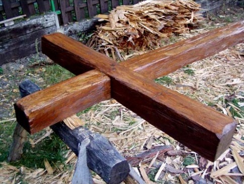 Obr. 5b: Detail modřínového kříže autora Luboše Vokouna, který jej v r. 2005 vytesal a začerstva ošetřil hovězí krví s přimíchanou vápennou vodou v poměru 1:1. Po aplikaci několika nátěrů docílil červeného až dohněda lesklého povrchu dřeva. (Foto: Luboš Vokoun, 2008)