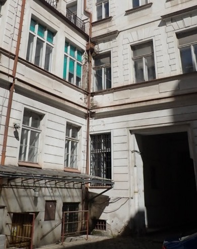 Obr. 6: Pokozen fasdy administrativn budovy v okol poruenho deovho svodu