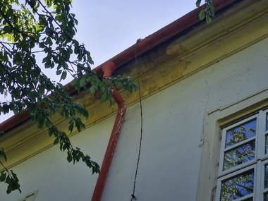 Obr. 9: Charakteristick projevy zatkn na fasdu v mst vadnho napojen deovho svodu na sten lab