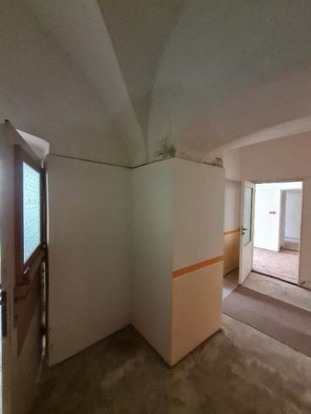 Obr. 14: Vlhkost „vytlaen“ nevhodnou pravou zdiva v pzemnm prostoru