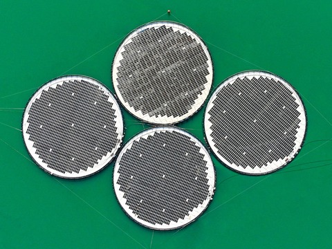 Leteck pohled na plovouc FVE na hladin albnsk pehradn elektrrny Banj. Zdroj: Ocean Sun