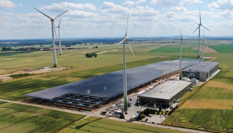 Pohled na hybridní elektrárnu Gaj Oławski 5 a výrobní prostory společnosti Promet-plast. Zdroj: Polský Energetický regulační úřad