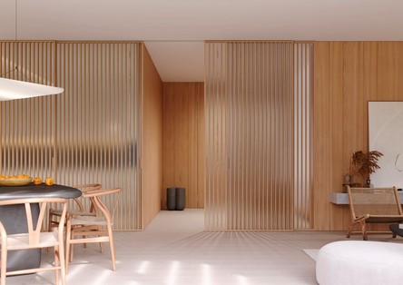 Posuvné dveře IDEALINE WOOD VERTICAL v posuvu do stropu PREMIUM. Foto: JAP FUTURE