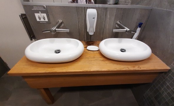 Obr. 1 Umyvadla na devn desce