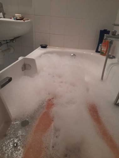 Obr. 10 Koupel, voda po pepad