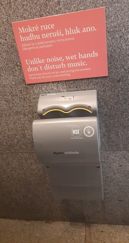 Obr. 11 Sui rukou v Rudolfinu