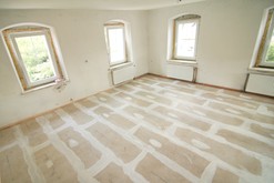 Hotová suchá podlaha s vytmelenými spárami připravená pro finální nášlapnou vrstvu