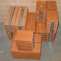 Obr. 3: alie monosti implementcie PCMs do stavebnch prvkov a kontrukci: a) PCM tehly (poda [23])