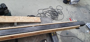 Obr. 6: Fotografie z výroby vzorků – první vrstva OSB