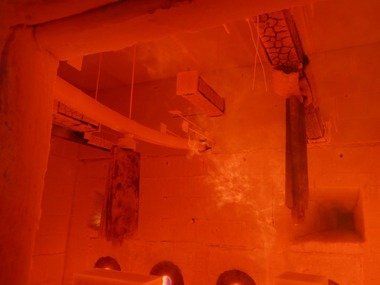 Obr. 10: Fotografie z požární zkoušky – zachycení tvorby zuhelnatělé vrstvy OSB