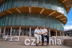 Generální komisař Zdeněk Soška a ředitelka pavilonu Akiko Sagae se stříbrnou cenou za architekturu, Expo 2025, Adam Baranowski