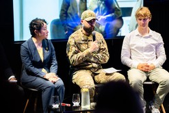 Panelisté na konferenci v Českém národním pavilonu Ukrajinského dne, Borys Khovriak uprostřed, hlavní postava filmu Timestamp, Expo 2025, Zdeněk Jindra