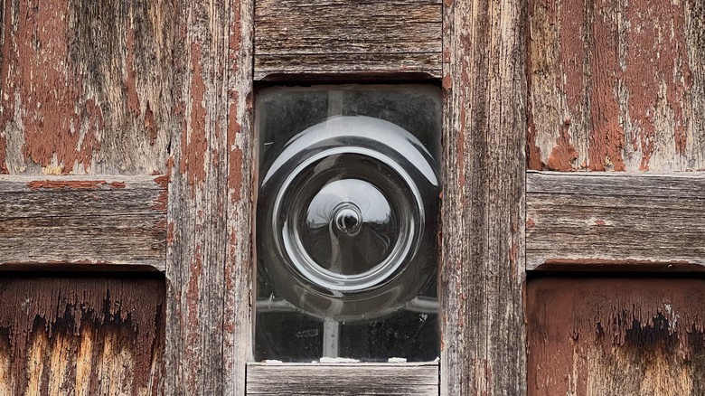 Historické „býčí oko“ (bullseye glass) ve dveřích, Anglie, foto Eliška Kopačková