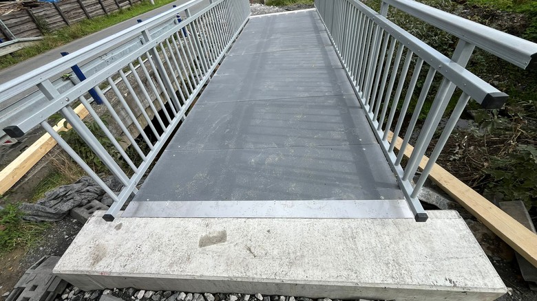 MEA navrhla lávku z kompozitu, kterou při povodni rozeberete osmi šrouby