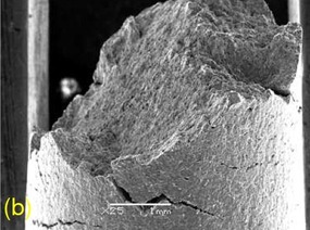 Obr. 9 Vzorek X-52 přetržený ve vodíku: (b) zešikmení lomové plochy
