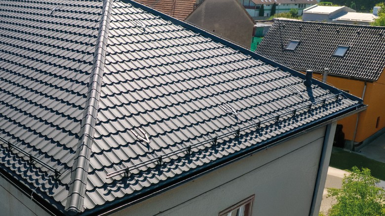 Kotvicí bod zabezpečí osobu při pohybu po střeše jednoduše a bez složitých logistických operací. Zdroj: SATJAM Kotvicí bod zabezpečí osobu při pohybu po střeše jednoduše a bez složitých logistických operací. Zdroj: SATJAM