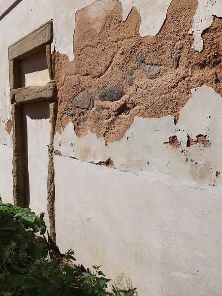 Obr. 7: Sanační omítka jako rozhraní. Vlhkost na povrchu je pod rozhraním nízká, nad ním vysoká. Zdivo vykazuje vysokou vlhkost nad i pod rozhraním.