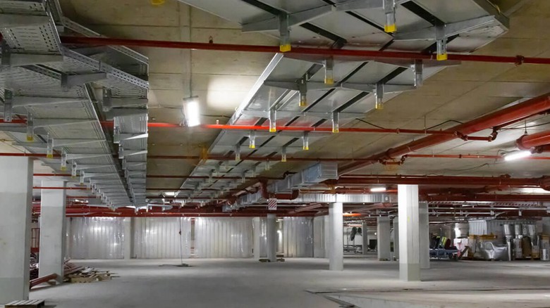 Kabelov nosn systmy PohlCon v prostoru podzemnch parkovacch gar.