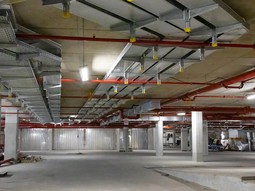 Kabelov nosn systmy PohlCon v prostoru podzemnch parkovacch gar.