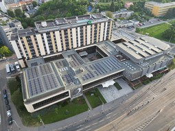 Dal FVE v centru Prahy: na Hotelu Olanka vyrostly panely, foto EZ