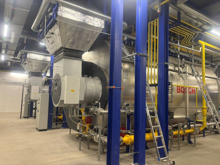 Instalovny byly dva parn kotle Bosch typ UL-S-IE 28000x16 a jeden parn kotel Bosch UL-S-IE 4000x16, vdy s integrovanmi ekonomizry a multipalivovmi hoky, schopnmi spalovat mimo plynnch paliv i LTO. Pro maximln innost jsou nsledn zaazeny i kondenzan spalinov vmnky. Bezproblmov a efektivn provoz je zajitn kompletnm originlnm psluenstvm kotelny Bosch, jako jsou nap. moduly pro tepelnou pravu vody s jejm plnm odplynnm i systm pro udrovn kotl v tepl zloze.