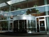 Karuselové dveře: Investice do prestiže a energetické úspory Zdroj: unsplash.com