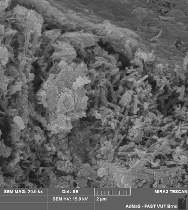 Obr. 16b Mikrostruktura desek 01PO po vystavení proměnlivé relativní vlhkosti okolního prostředí