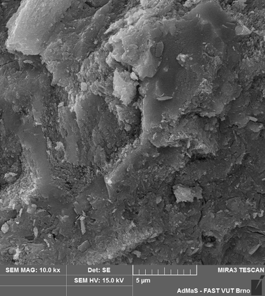 Obr. 18b Mikrostruktura desek 03PR po vystavení proměnlivé relativní vlhkosti okolního prostředí