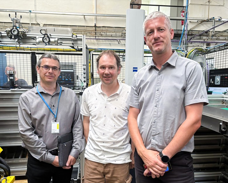 Zleva: Jaroslav Vejrosta, Sales Manager Rotana, Jan Ve�e�a, Main CNC Programmer PBS Turbo, a Milan Dvo��k, Head of Product Engineering PBS Turbo, p�ed boxem bezobslu�n� linky.