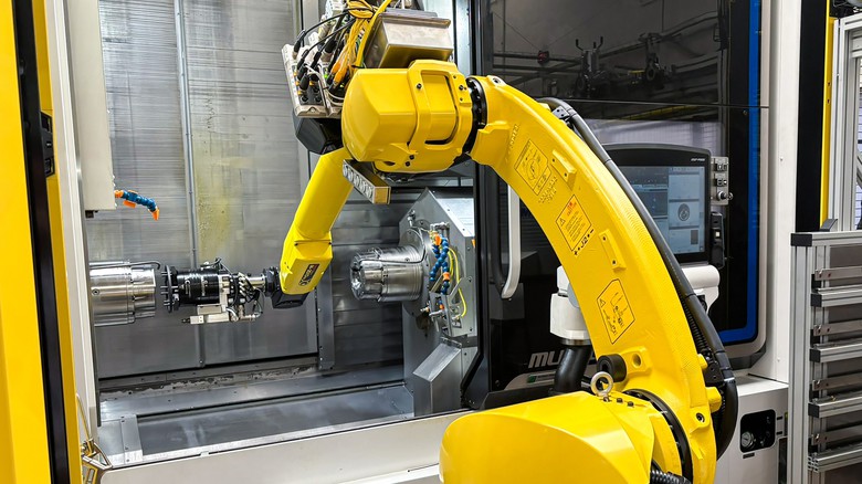 Bezobslu�n� linka spole�nosti PBS Turbo se dok�e sama kompletn� p�enastavit z jednoho typu d�lce na jin� do osmi minut. Stabilita obr�b�n� je zaji�t�na i d�ky speci�ln� upraven�m n�stroj�m od Rotany.