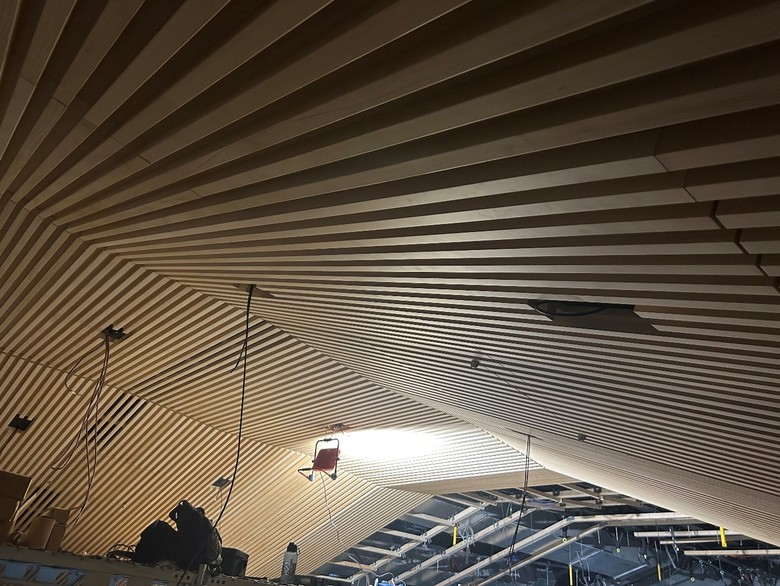 Prob�haj�c� obklad stropu divadla Slavia panely Fipro s povrchem d�ha