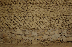 Obr. 2c Ukázka různých struktur válkového hliněného zdiva na Moravě. Foto Martin Novotný.